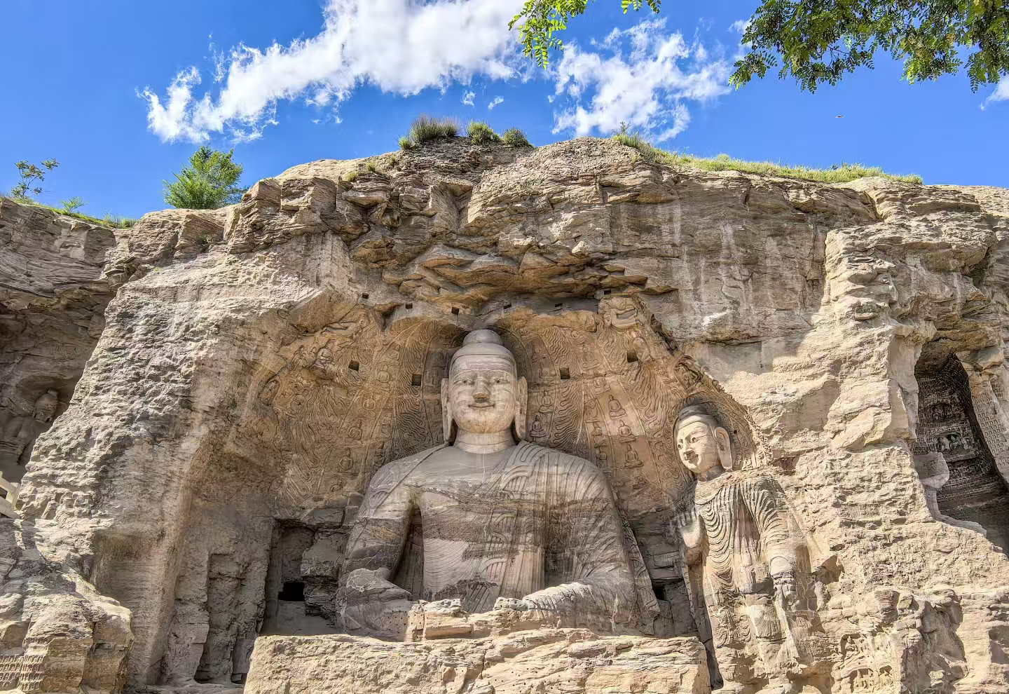 雲岡石窟:世界文化遺產 + 北魏皇家石窟巔峰,東西綿延 1 公里,45 個主窟、209 個附窟,5.1 萬餘尊造像,第 20 窟露天大佛、第 5 窟 17 米最高佛、第 6 窟 “石刻連環畫” 佛傳浮雕是必看;融合印度、中亞佛教藝術與中原漢風,是公元 5 世紀中國石刻藝術之冠。 雲岡石窟:世界文化遺產 + 北魏皇家石窟巔峰,東西綿延 1 公里,45 個主窟、209 個附窟,5.1 萬餘尊造像,第 20 窟露天大佛、第 5 窟 17 米最高佛、第 6 窟 “石刻連環畫” 佛傳浮雕是必看;融合印度、中亞佛教藝術與中原漢風,是公元 5 世紀中國石刻藝術之冠。