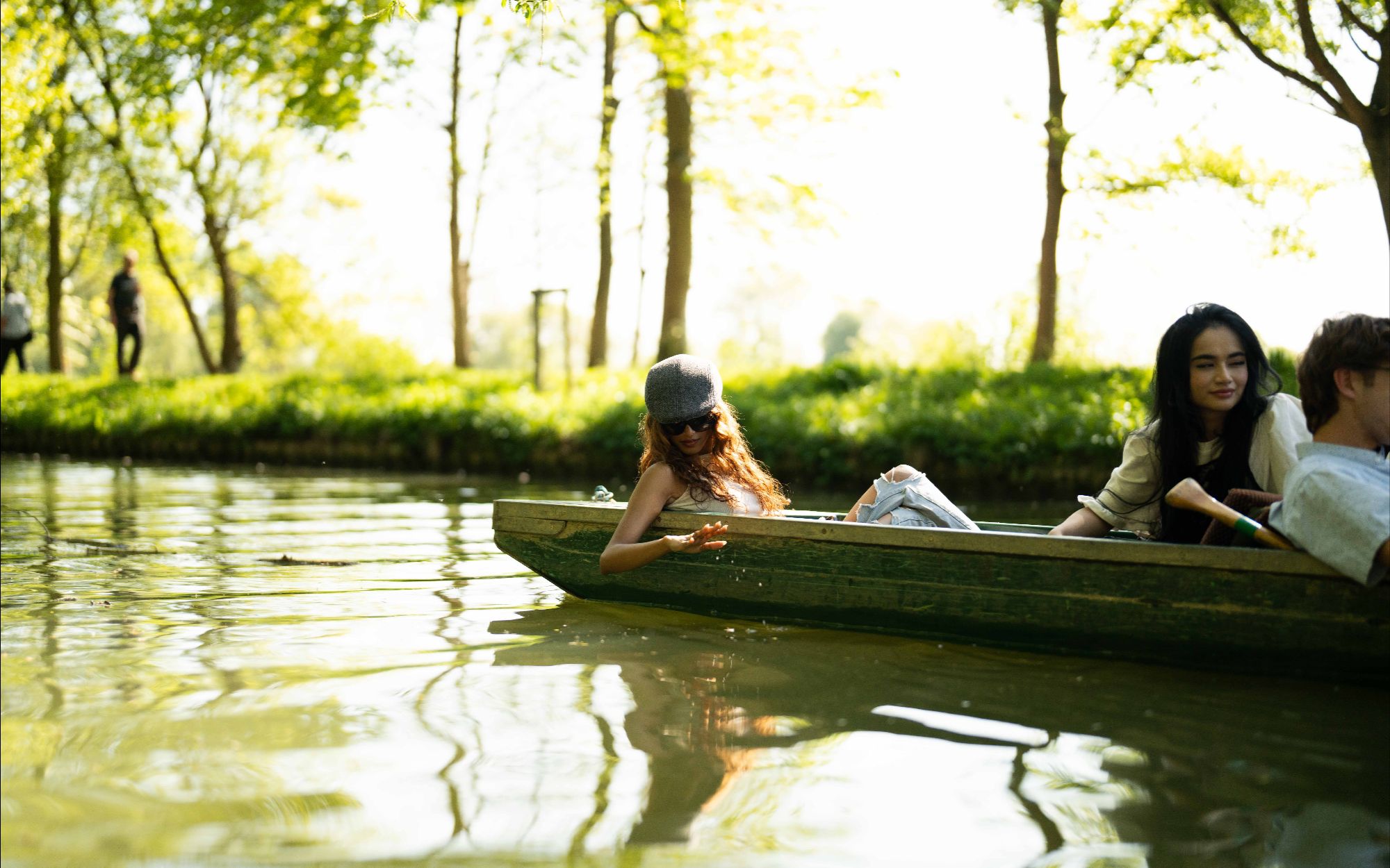 乘坐平底船悠遊風景如畫的河流,從獨特的視角探索牛津。 乘坐平底船悠遊風景如畫的河流,從獨特的視角探索牛津。