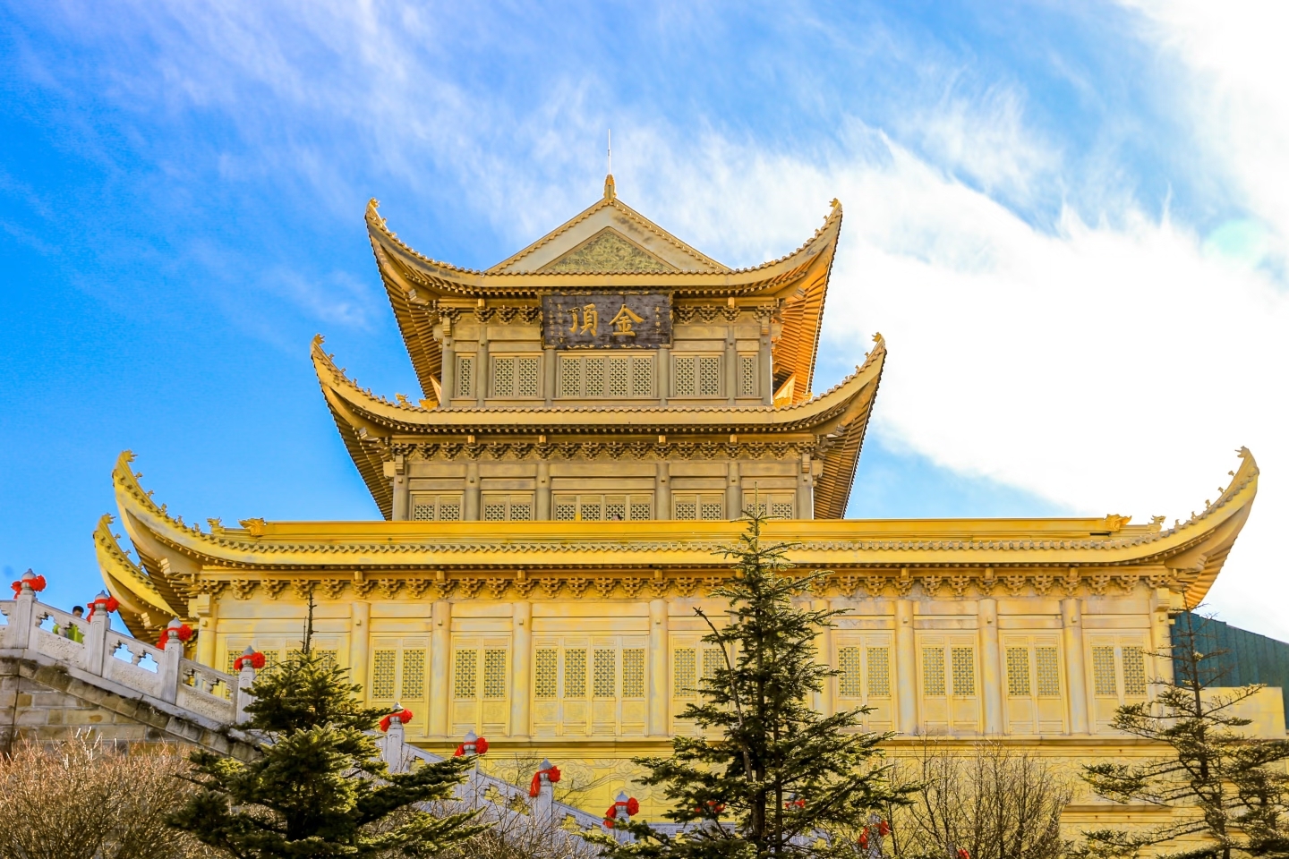 遊峨眉山金頂華藏寺金殿，銀殿，銅殿等。後原路乘索道下行至接引殿返回至雷洞坪停車場乘坐景區觀光車到達萬年停車場。