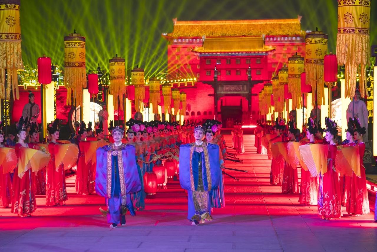 身著華麗古裝的演員們有序表演，生動演繹唐代禮儀與慶典場景，傳遞出大唐的繁華氣象