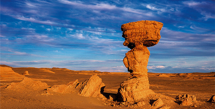 雅丹國家地質公園：日落時分光影變幻，蒼茫壯麗，被稱為"魔鬼城"。其獨特景觀極具科研與旅遊價值，展現了乾旱區風力地質作用的鬼斧神工。