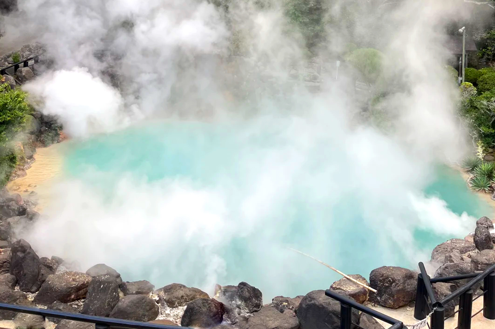 海地獄是地獄溫泉中規模最大的一處，呈現出與亞熱帶的大海相似的鮮豔的鈷藍色，給人留下深刻的印象。水面看上去色澤清澈，實際上是近100℃的熱水。人們充分利用溫泉的熱度，在其周圍種植了熱帶睡蓮。