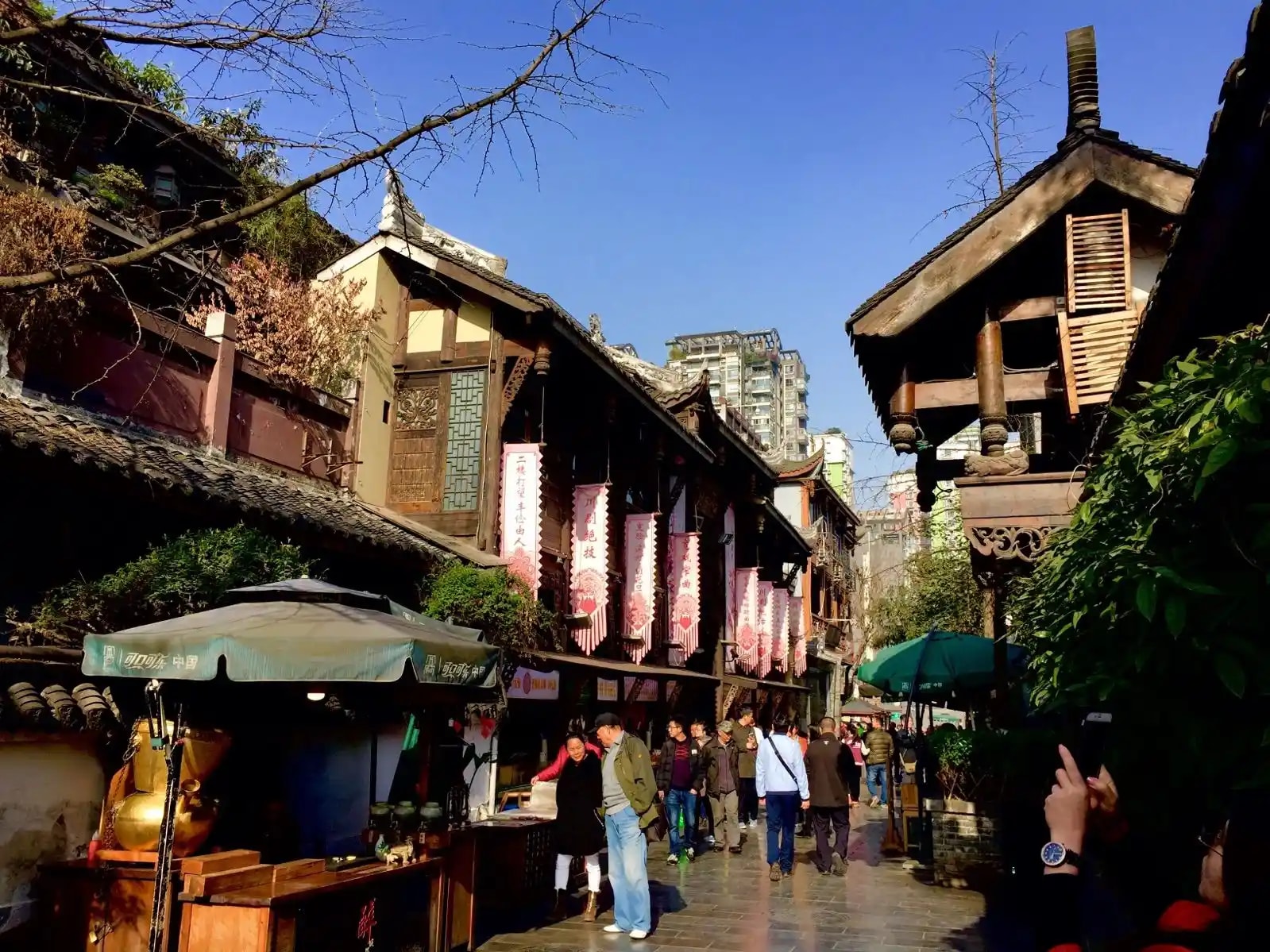 寬窄巷子古色古香的川西民居建築錯落有致,既匯聚了地道川味美食與特色小吃,又充滿文藝小店和民俗表演,盡顯老成都的生活韻味與文化風情。 寬窄巷子古色古香的川西民居建築錯落有致,既匯聚了地道川味美食與特色小吃,又充滿文藝小店和民俗表演,盡顯老成都的生活韻味與文化風情。