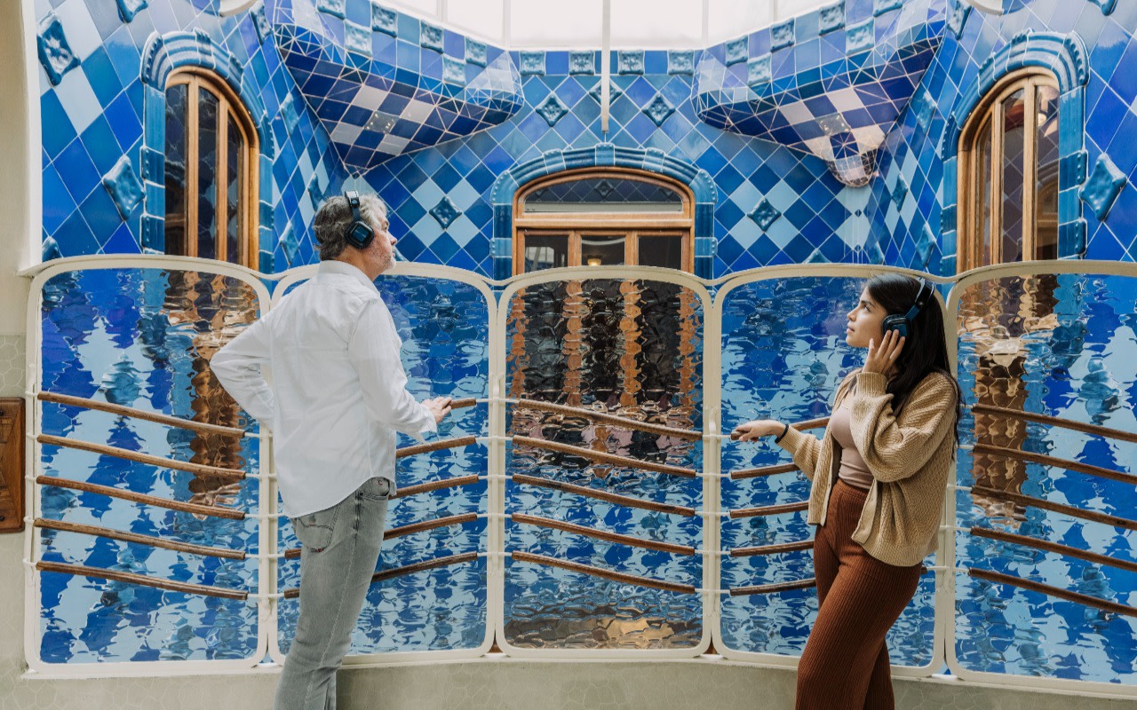 探索令人驚嘆的庭院，沉浸在光影、色彩與精美藝術裝飾交織的迷人氛圍中。