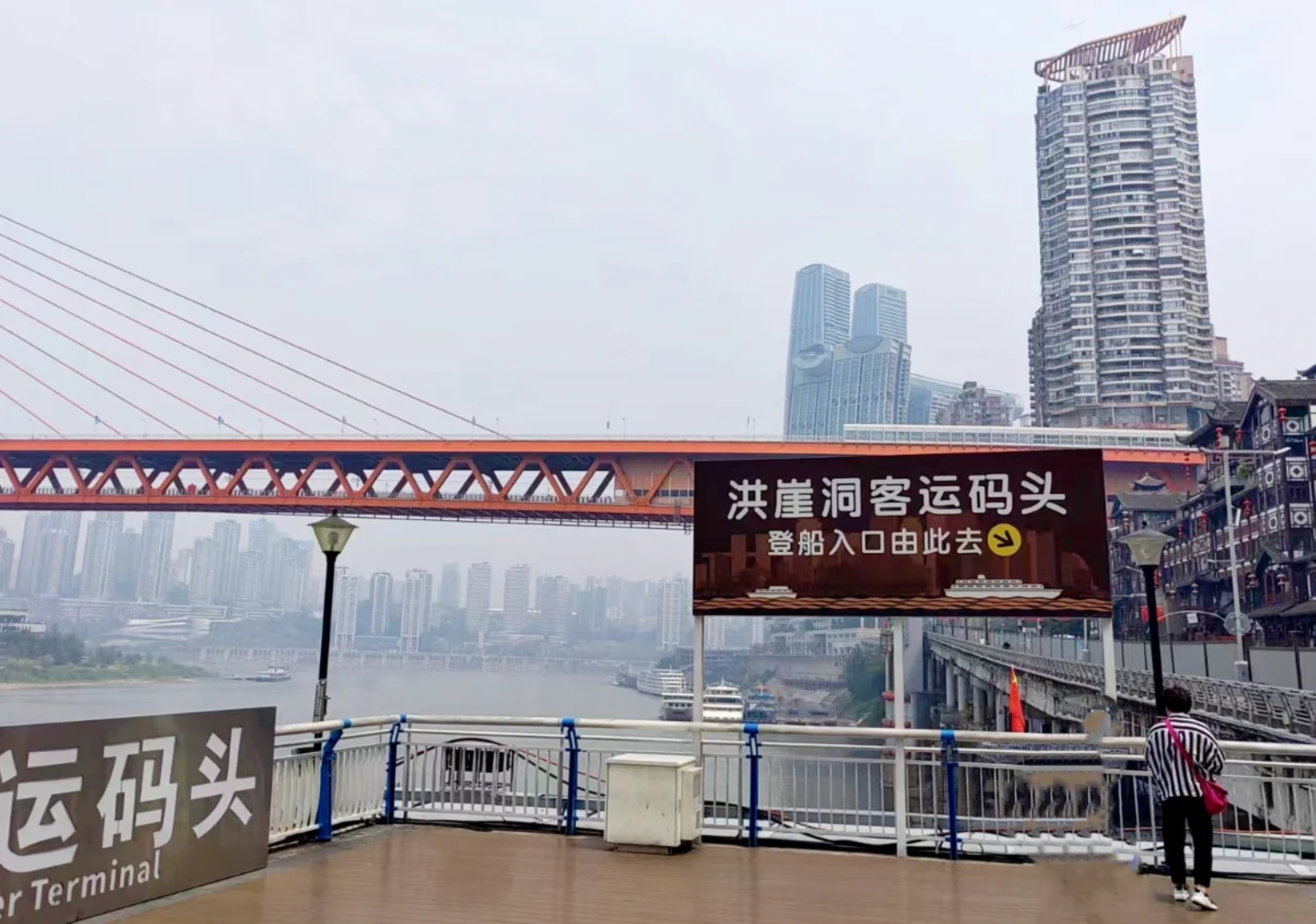 從洪崖洞的吊腳樓群出發,途經來福士廣場的現代輪廓,最終抵達磁器口的千年老街,60 分鐘航程完成 “從 8D 魔幻都市到百年古鎮” 的場景躍遷 從洪崖洞的吊腳樓群出發,途經來福士廣場的現代輪廓,最終抵達磁器口的千年老街,60 分鐘航程完成 “從 8D 魔幻都市到百年古鎮” 的場景躍遷