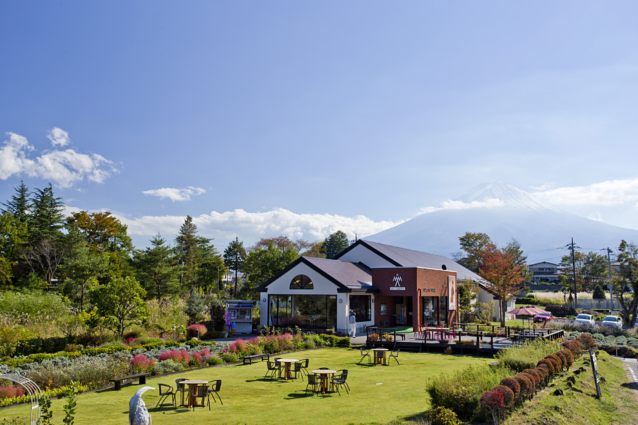 【Kawaguchiko Yagizaki Park】

Yagizaki Park has a large lawn, a quiet environment, and few people. It is an ideal place to get away from the hustle and bustle and relax. Standing on the small slope, overlooking the lake and mountains, take a deep breath, a