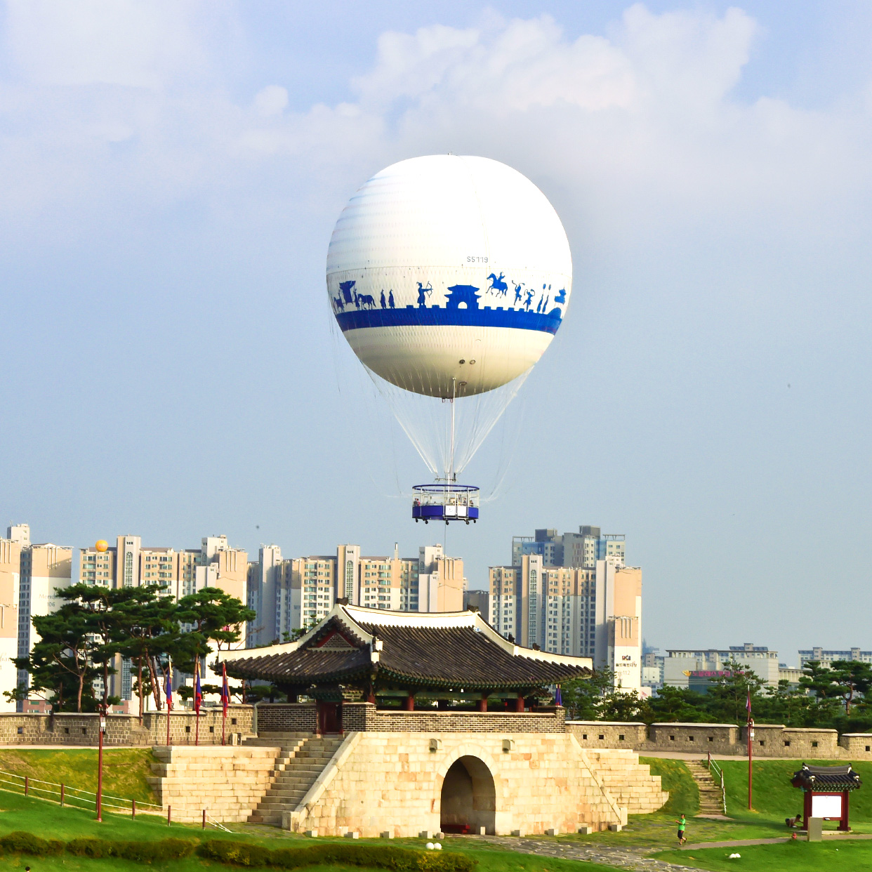 A hot air balloon experience that offers a breathtaking aerial view of Suwon.(In case of unavailability due to weather conditions, the schedule will be changed to Gwanggyo Lake Park.)