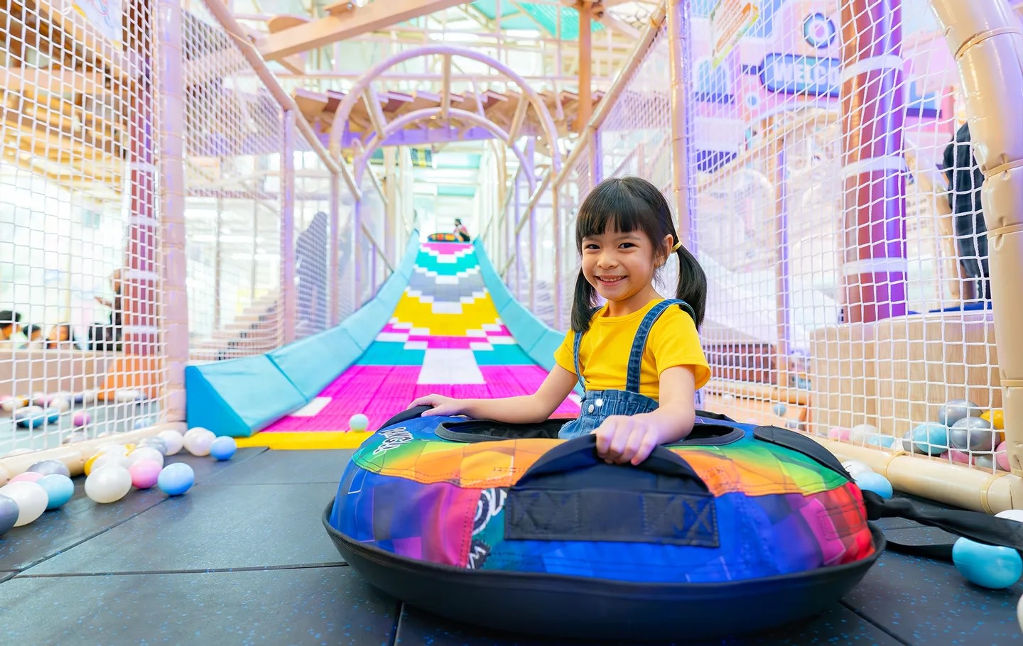 搭乘小船,體驗滑水道的刺激快感! 搭乘小船,體驗滑水道的刺激快感!