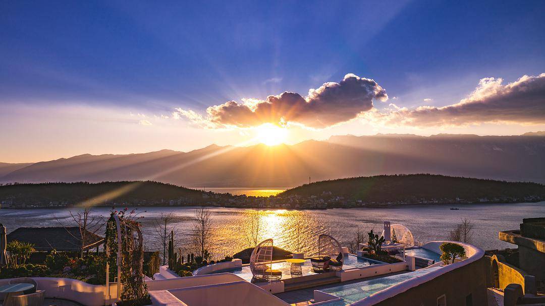 Take the boat cruise Erhai Lake, then visit Golden Shuttle Island (Jinsuo Dao), and the nearby fishing community of Bai Minority, get to know Bai Minority's culture and lifestyle.