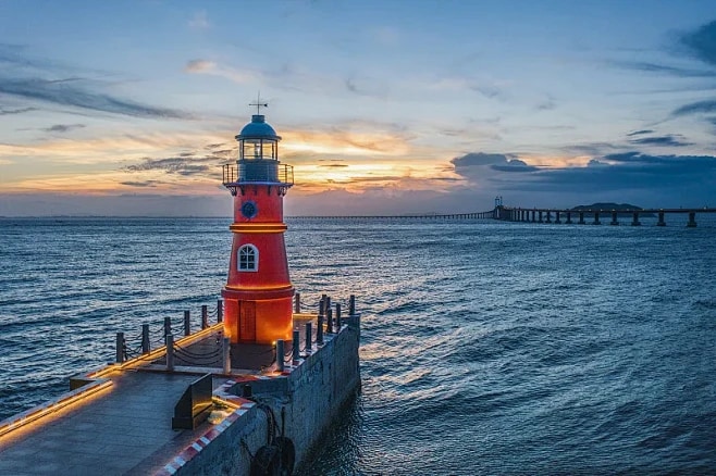 長山尾燈塔:位於南澳島西端渡口,鮮紅塔身與湛藍大海對比鮮明。這裡是拍攝南澳大橋全景、觀賞海上落日的絕佳位置,是登島後的第一個網紅打卡點。 長山尾燈塔:位於南澳島西端渡口,鮮紅塔身與湛藍大海對比鮮明。這裡是拍攝南澳大橋全景、觀賞海上落日的絕佳位置,是登島後的第一個網紅打卡點。