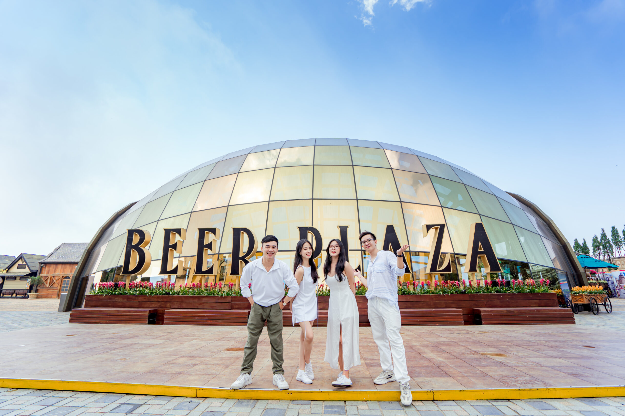 Beer Plaza Restaurant餐廳以其獨特的造型脫穎而出,形似一個巨大的玻璃啤酒桶,映照著周圍美麗的景色。 Beer Plaza Restaurant餐廳以其獨特的造型脫穎而出,形似一個巨大的玻璃啤酒桶,映照著周圍美麗的景色。