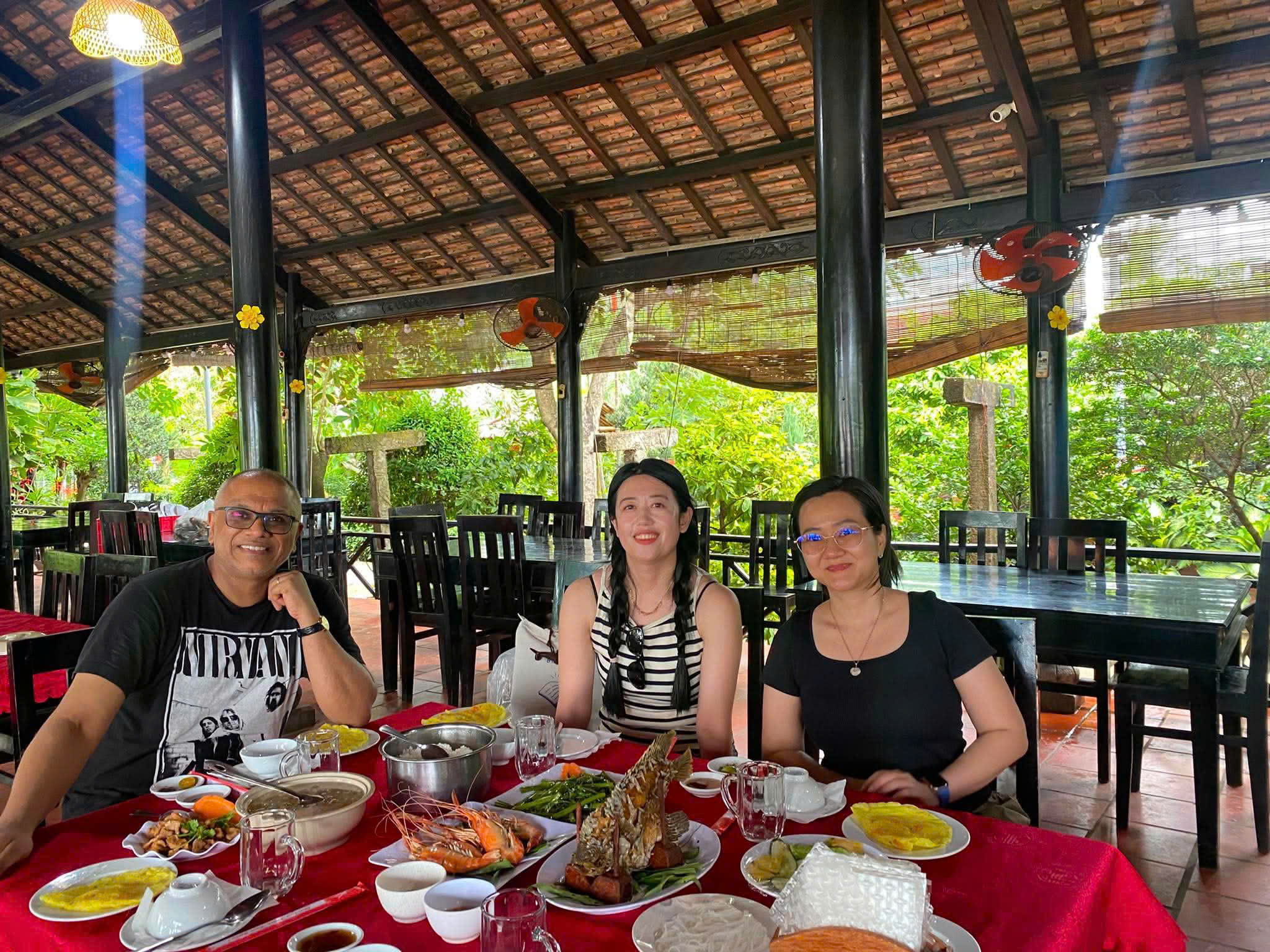 享用當地午餐,並提供素食選擇。 享用當地午餐,並提供素食選擇。