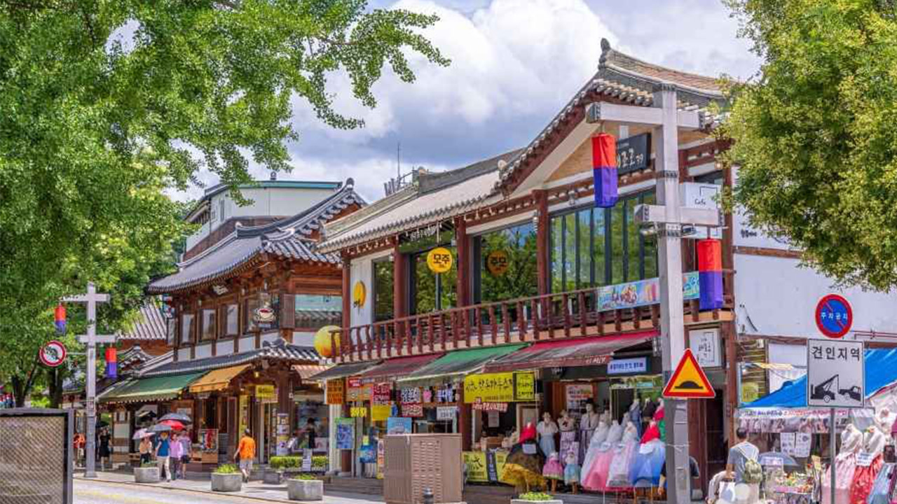 探索隱秘小巷與迷人庭院,感受時光交錯的永恆氛圍,讓過去與現在在此完美融合。 探索隱秘小巷與迷人庭院,感受時光交錯的永恆氛圍,讓過去與現在在此完美融合。