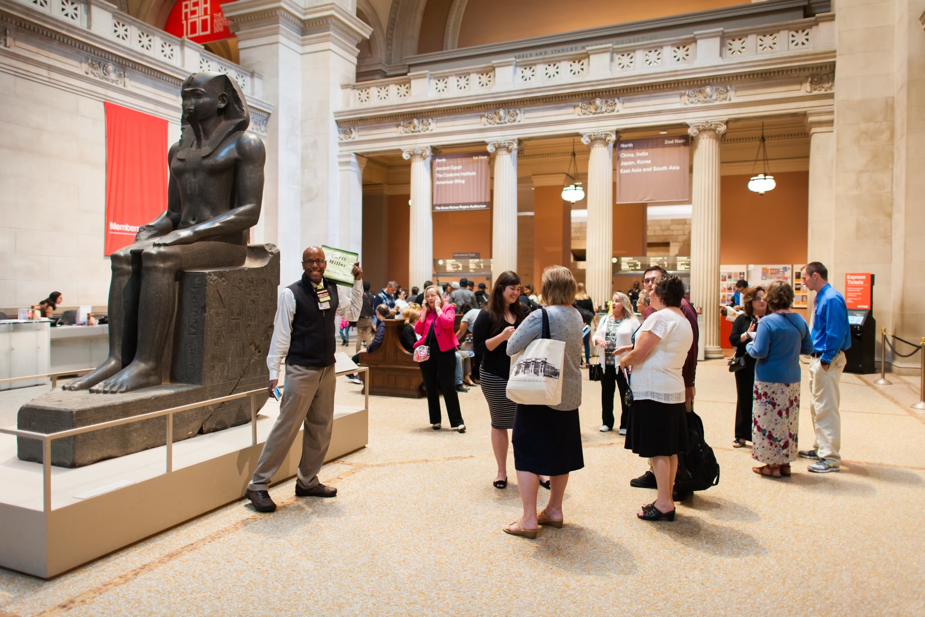 漫步於寬敞的大廳，沉浸在令人難以置信的古埃及歷史文物之中