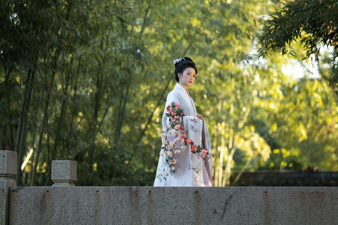 上海朱家角漢服▪拍攝體驗（漢服租賃+可選攝影師外景跟拍體驗+服裝精美多樣+優質服務+高品質服裝）