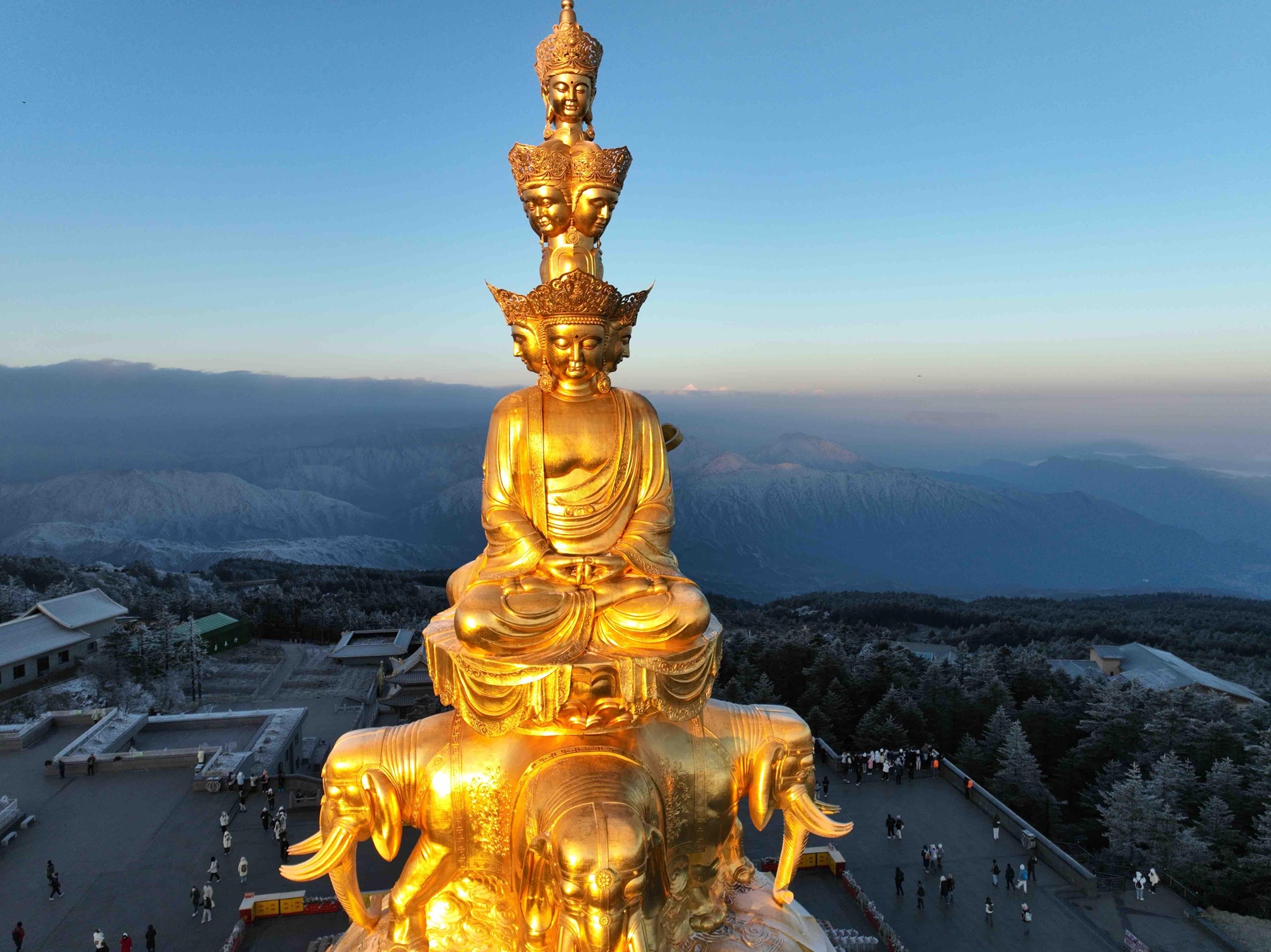 On the top of Mount Emei, the golden Buddha shines brightly. Amid the sea of clouds and mountains, you can appreciate the holy land of Buddhism and start a journey of prayer that will shock your soul.