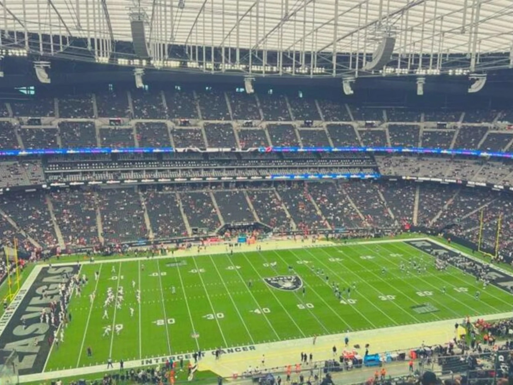 拉斯維加斯突襲者足球隊比賽（Allegiant Stadium）