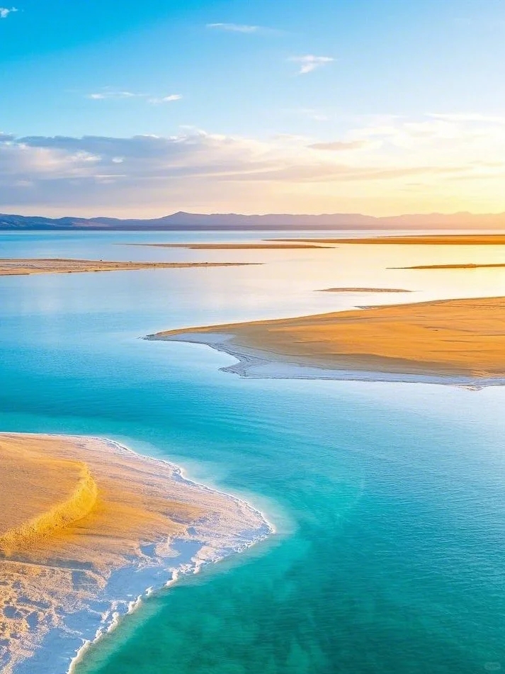 十一點左右將到達【東臺湖】。被譽為“青海版馬爾代夫”,擁有著獨特“蒂芙尼藍”的絕美鹽湖!這是一個尚未被完全開發的區域,一切都是原生的狀態,似乎比茶卡鹽湖更為乾淨。這裡的天空格外的清透明亮,廣沃的天空下映襯著一汪薄荷藍的湖水,這滿眼的藍色給人以極其強烈的視覺衝擊,彷彿來到了純淨的人間天堂! 十一點左右將到達【東臺湖】。被譽為“青海版馬爾代夫”,擁有著獨特“蒂芙尼藍”的絕美鹽湖!這是一個尚未被完全開發的區域,一切都是原生的狀態,似乎比茶卡鹽湖更為乾淨。這裡的天空格外的清透明亮,廣沃的天空下映襯著一汪薄荷藍的湖水,這滿眼的藍色給人以極其強烈的視覺衝擊,彷彿來到了純淨的人間天堂!