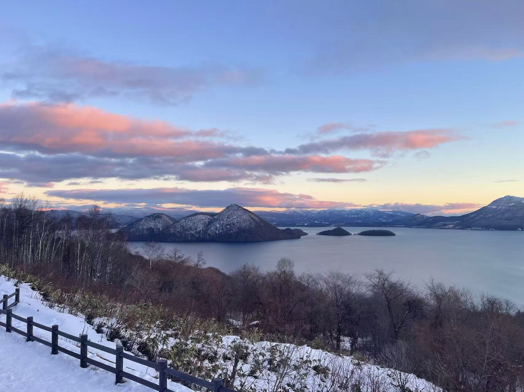 遠山覆雪,中島靜臥湖心。 遠山覆雪,中島靜臥湖心。