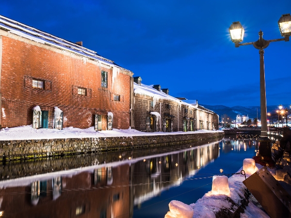 北海道最具歐洲風情的運河街區,沿岸保留明治時代的紅磚倉庫群。可參觀北一哨子玻璃館的玻璃工藝、八音盒堂的千種音樂盒收藏。每年2月舉辦小樽雪燈路活動,運河上漂浮點蠟燭的玻璃浮球,營造冬季夢幻氛圍。 北海道最具歐洲風情的運河街區,沿岸保留明治時代的紅磚倉庫群。可參觀北一哨子玻璃館的玻璃工藝、八音盒堂的千種音樂盒收藏。每年2月舉辦小樽雪燈路活動,運河上漂浮點蠟燭的玻璃浮球,營造冬季夢幻氛圍。