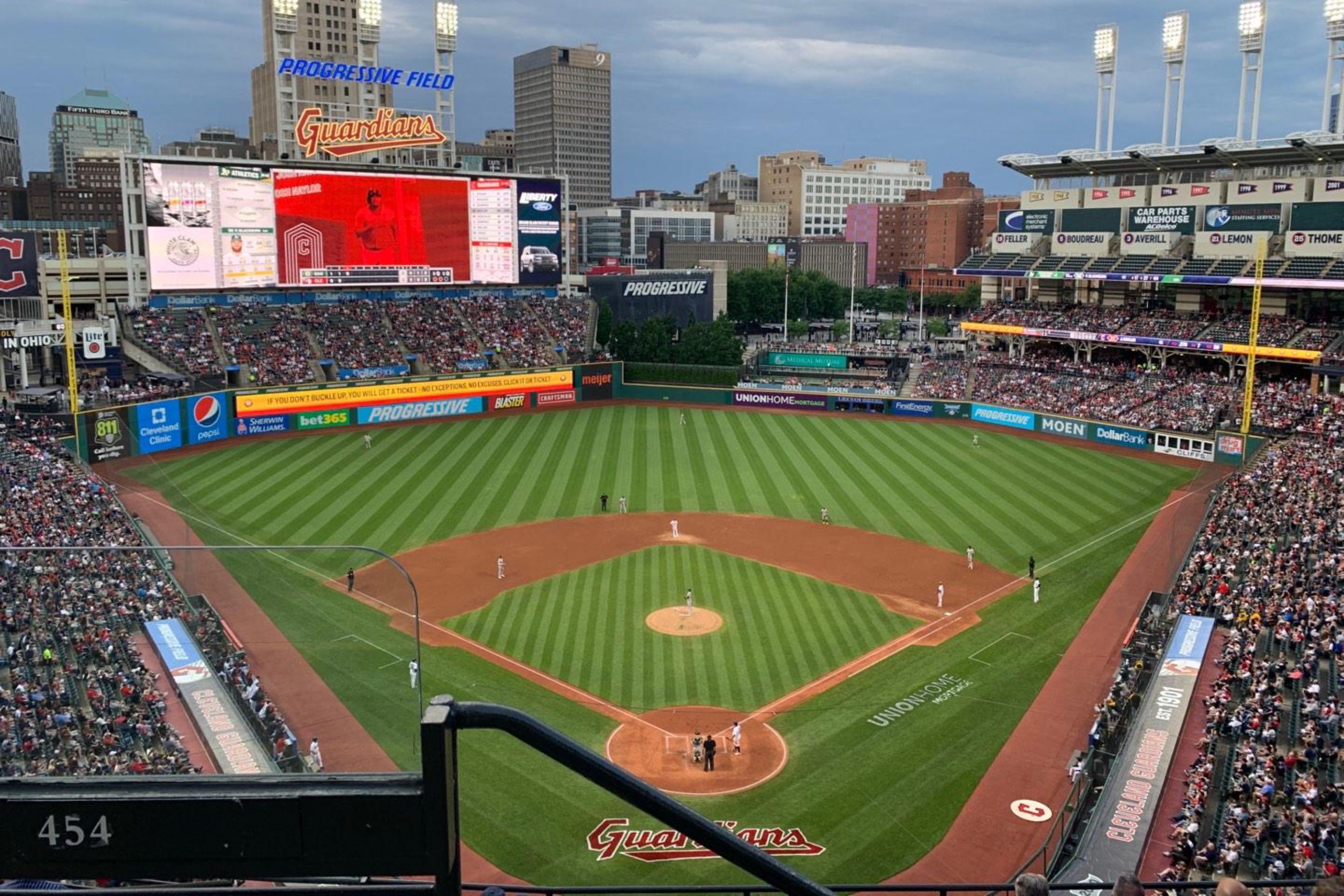 從上層座位區將內野和天際線的迷人鳥瞰景色盡收眼底