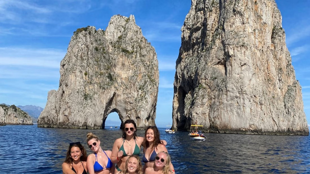 探索卡普里島岩石海岸線中隱藏的奇妙海蝕洞