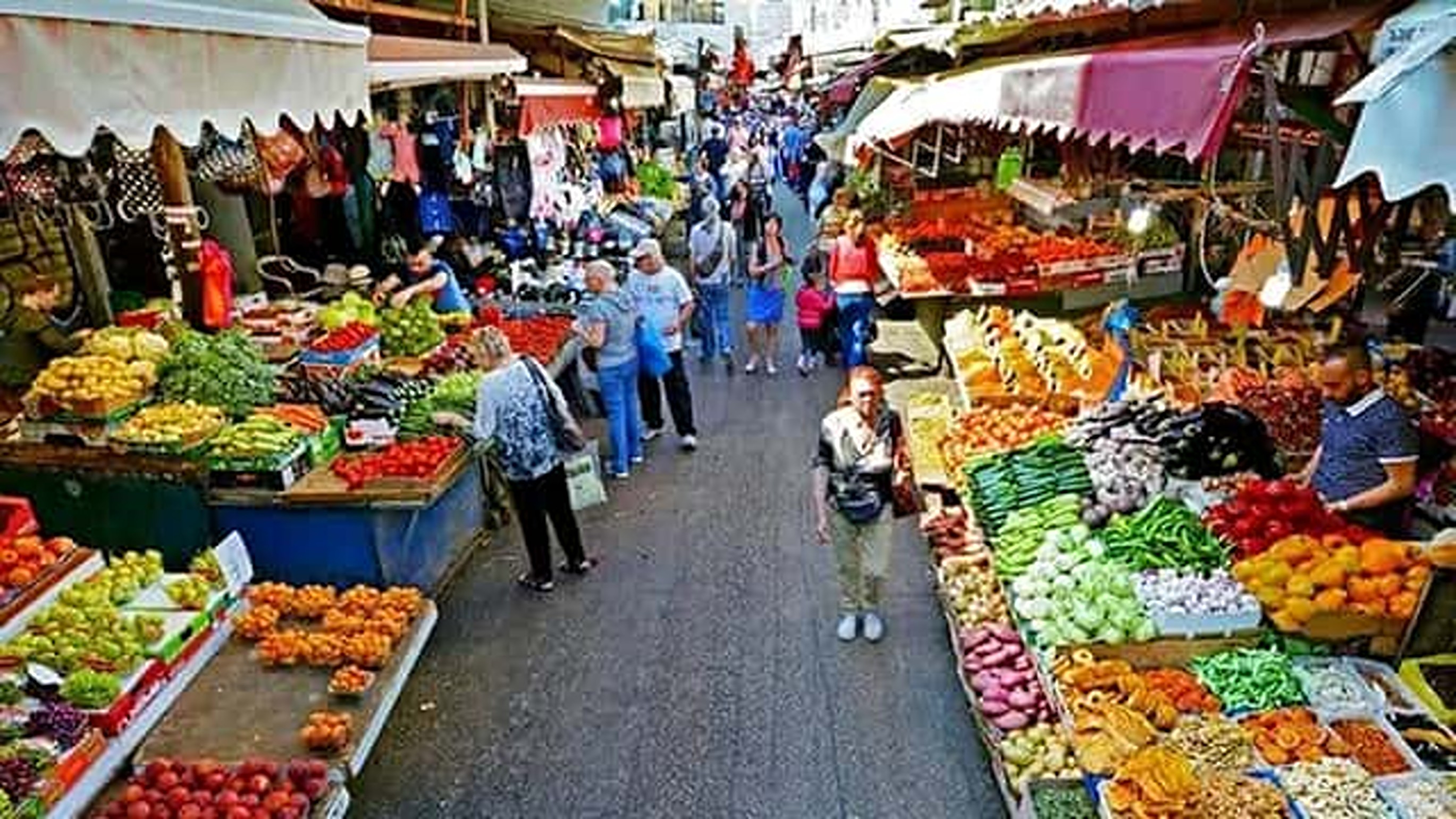 Mombasa: City Sightseeing  Guided WalkTour with street food tasting.