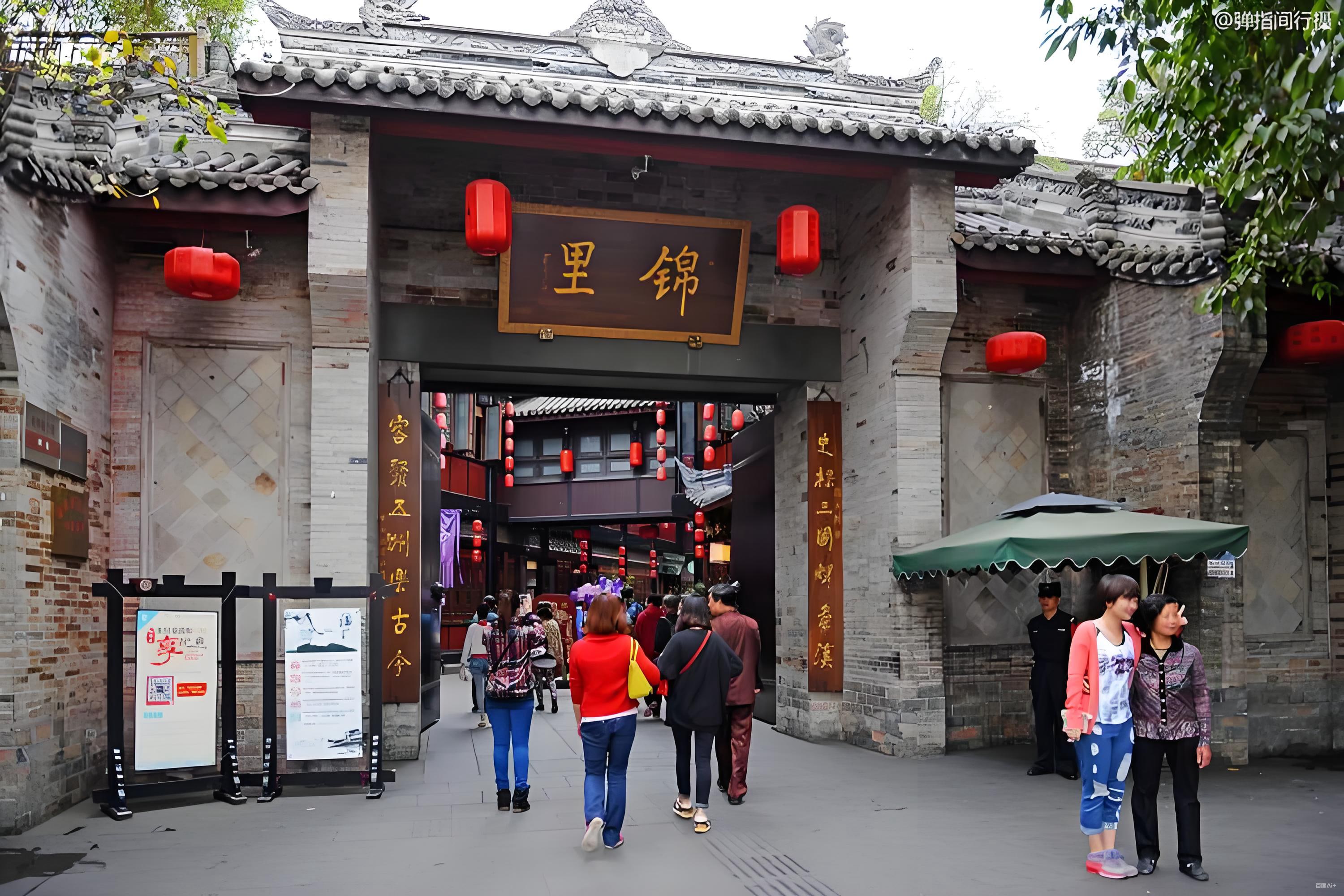 作為明末清初川西民居風格的典型代表，古街熱鬧喧囂，茶館裡茶香嫋嫋、評書聲聲，小吃攤上美食琳琅，川劇變臉精彩絕倫，處處洋溢著濃郁的成都菸火氣息。