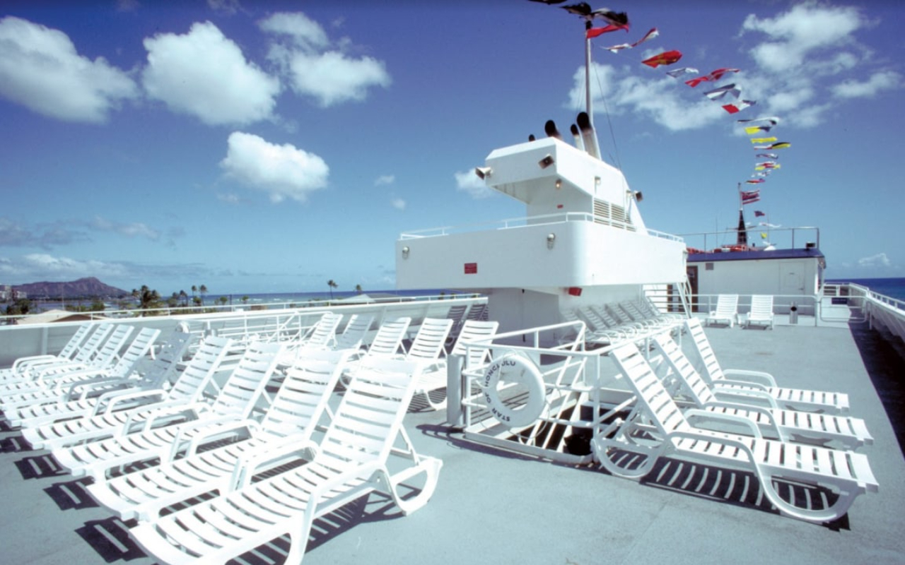搭乘夏威夷最大的豪華遊船,享受舒適航程。船上配備高科技穩定器,確保航行平穩,並擁有最寬敞的戶外空間,包含四個環繞式甲板和一個頂層觀景台,讓您盡情享受最佳賞鯨體驗。 搭乘夏威夷最大的豪華遊船,享受舒適航程。船上配備高科技穩定器,確保航行平穩,並擁有最寬敞的戶外空間,包含四個環繞式甲板和一個頂層觀景台,讓您盡情享受最佳賞鯨體驗。