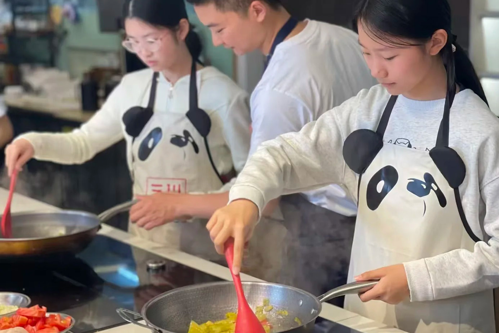 Sanchuan Jiuwei Sichuan Taomlari Tajriba Pavilyoni · Ustalar bilan Sichuan taomlarini tayyorlash | Chunxi yo‘li Kuanzhai xiyoboni