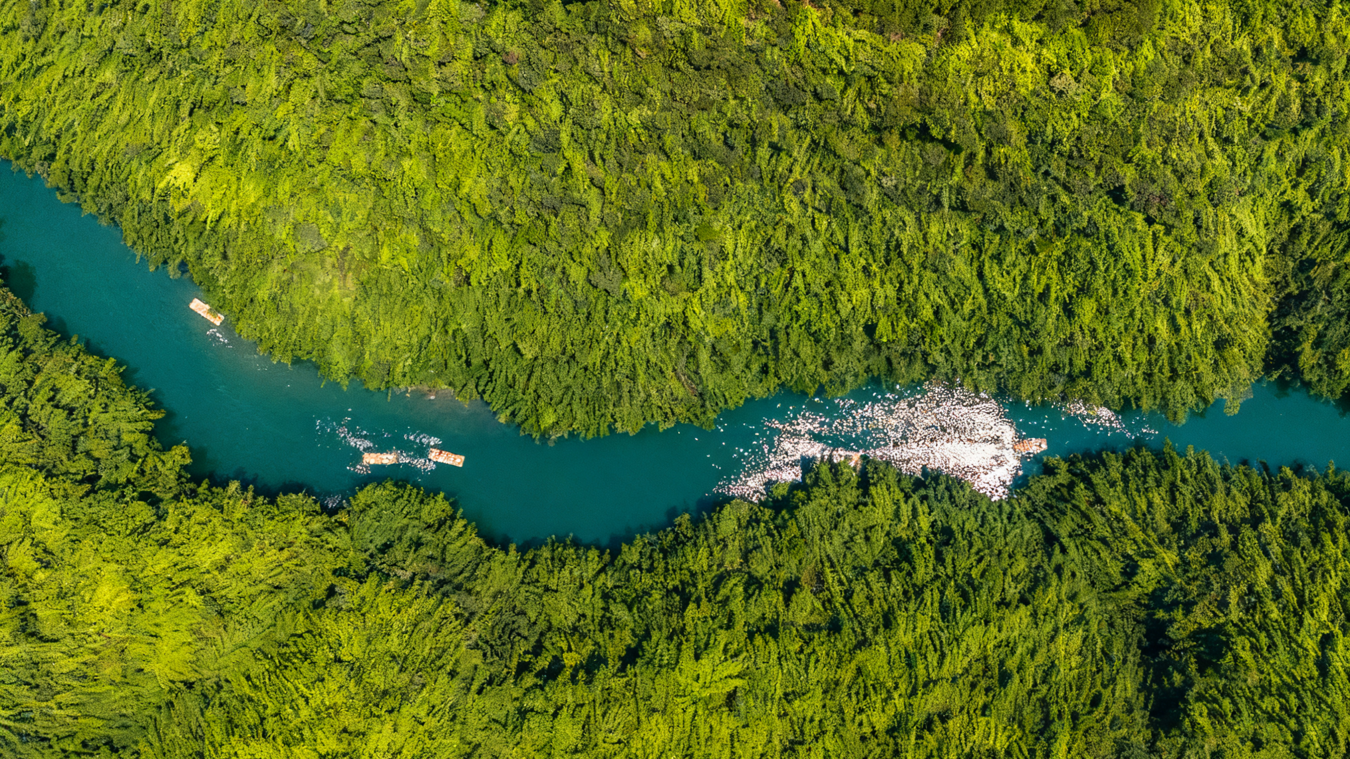 彭水阿依河地處武陵山脈，山清水秀，風景優美，阿依河的水碧綠清澈，可見度極高，是重慶市內著名的旅遊勝地