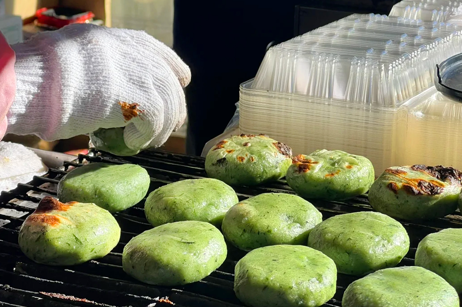 忍野八海特色草餅:是一種傳統的日本甜點,通常由糯米和紅豆餡料製成,並用草紙包裹。 忍野八海特色草餅:是一種傳統的日本甜點,通常由糯米和紅豆餡料製成,並用草紙包裹。