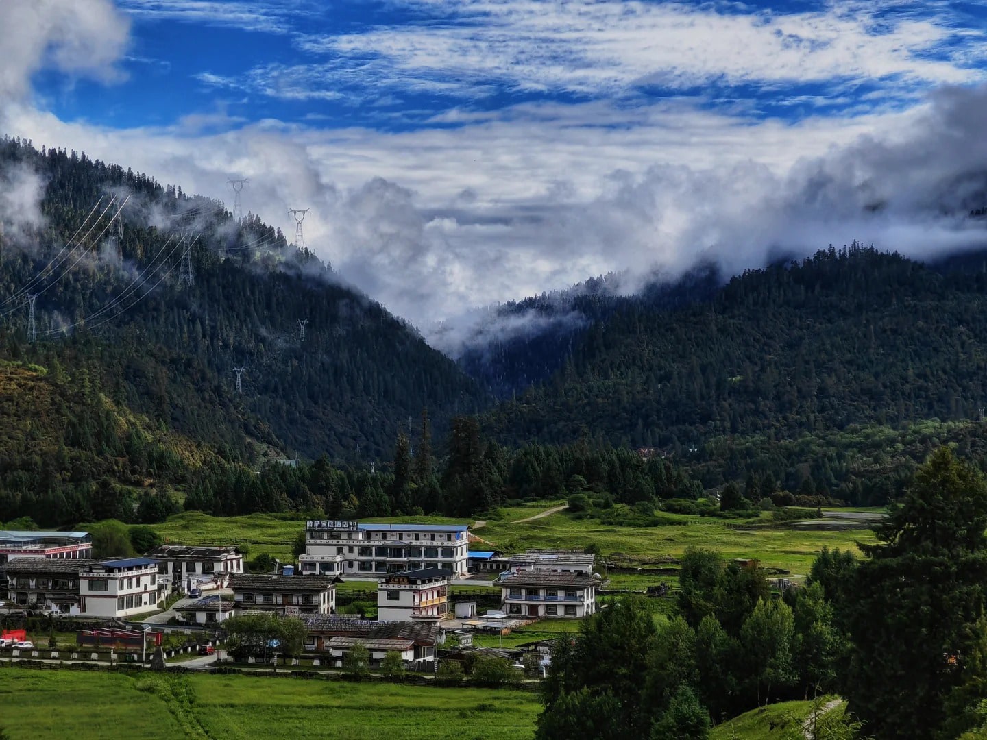 Little Switzerland in Tibet-Zhaxigang Village in Lulang
Unlock the alpine fairytale town
Snow-capped mountains, clouds, lakes, alpine pastures
Have fun on the grasslands,
This is not the Alps,
Daze under the warm sunshine of the plateau...
This is Lulang 