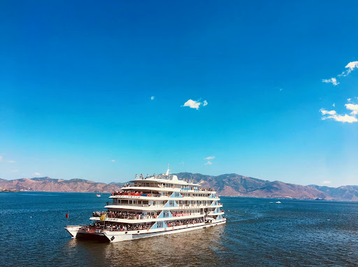 A boat cruise across the lake introduces you to the serene beauty of the waters. Afterward, a visit to Golden Shuttle Island (Jinsuo Dao) awaits. Here, you can immerse yourself in the traditions of the Bai Minority. Discover their unique lifestyle and vib