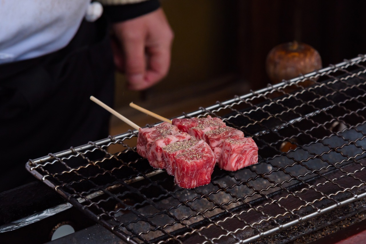 品嚐當地最著名的美食「飛驒牛」 品嚐當地最著名的美食「飛驒牛」