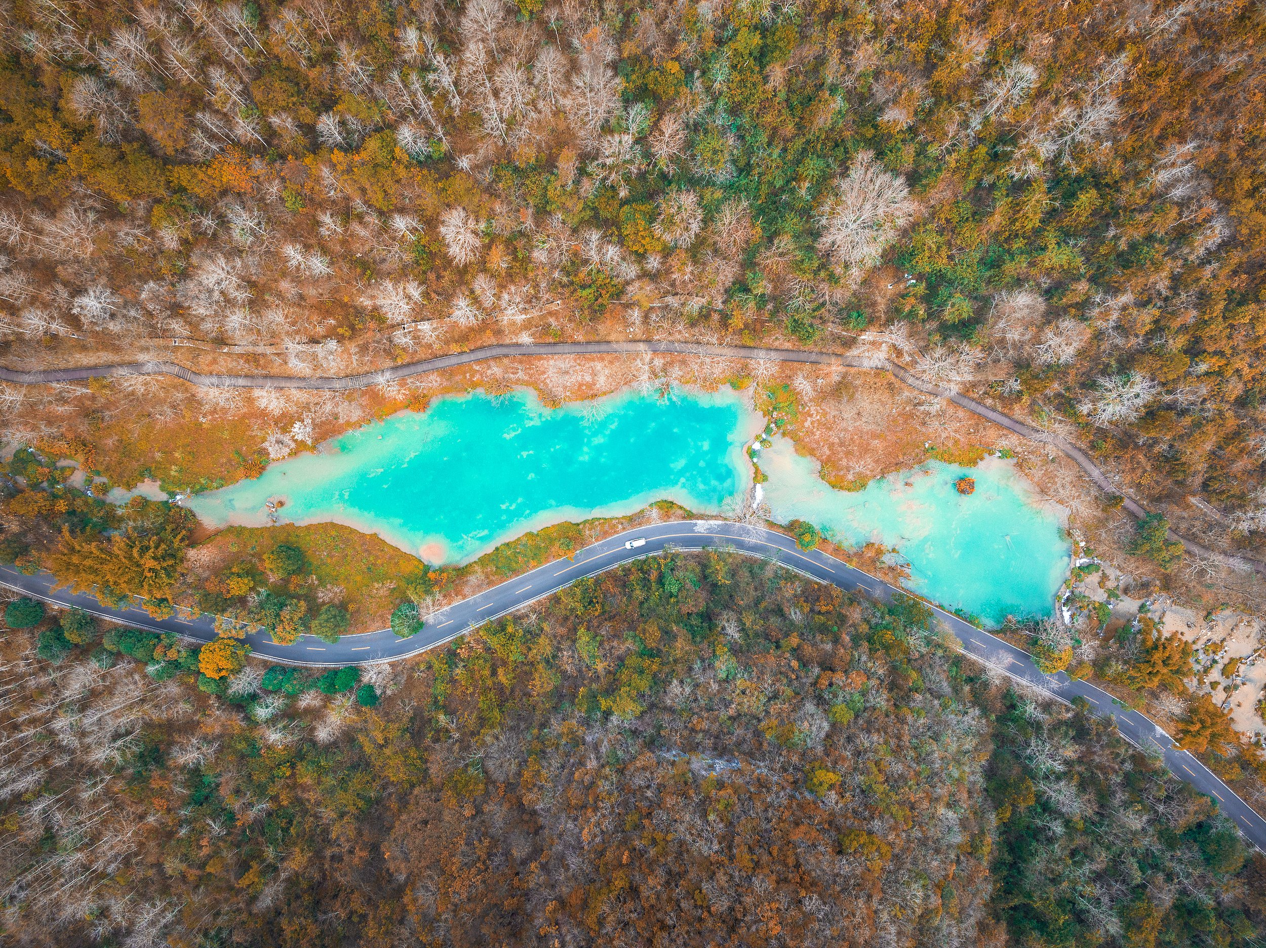 荔波小七孔：世界自然遺產，集山、水、林、瀑、湖於一體，人稱“超級盆景”。