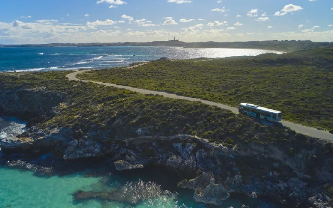 探索羅特尼斯島令人驚嘆的海灘、野生動物和迷人景緻。 探索羅特尼斯島令人驚嘆的海灘、野生動物和迷人景緻。