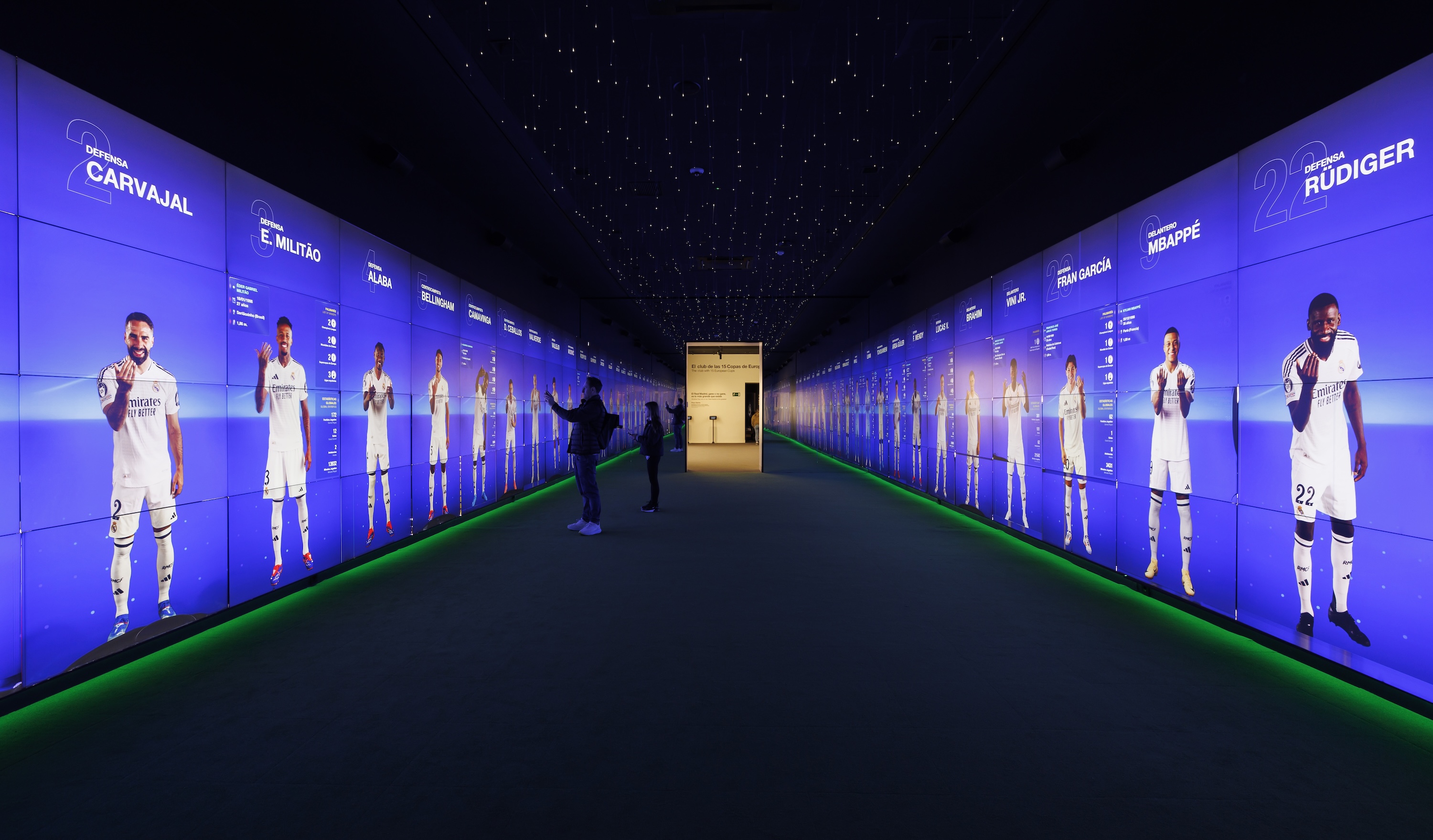 漫步於傳奇殿堂,在皇家馬德里球星的環繞下,每一步都熠熠生輝 漫步於傳奇殿堂,在皇家馬德里球星的環繞下,每一步都熠熠生輝