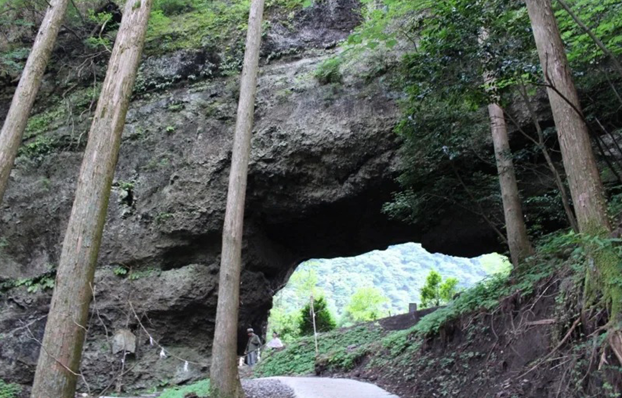 穿戶巖：在上色見熊野座神社的上方，有一個據說是健磐龍命的隨從鬼八法師踢穿而成的大風洞（穿戶巖），長寬達到了 10 米以上。大風洞貫穿了巨大的岩石，因此“穿戶巖”作為再困難的目標也必定能夠達成的象徵，據說能夠保佑“合格必勝”。