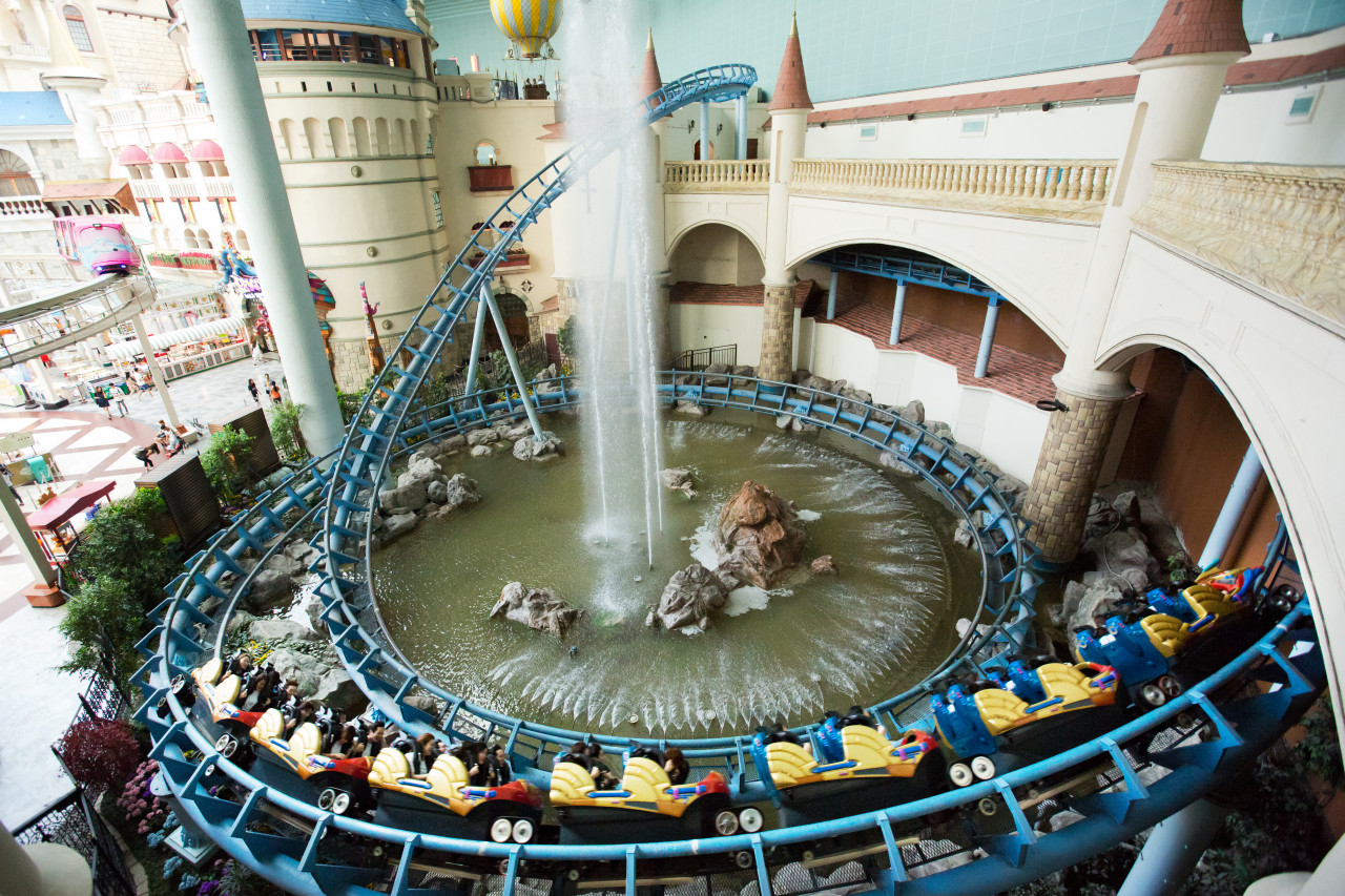"Attractions", 50 rides that can be enjoyed with all ages.