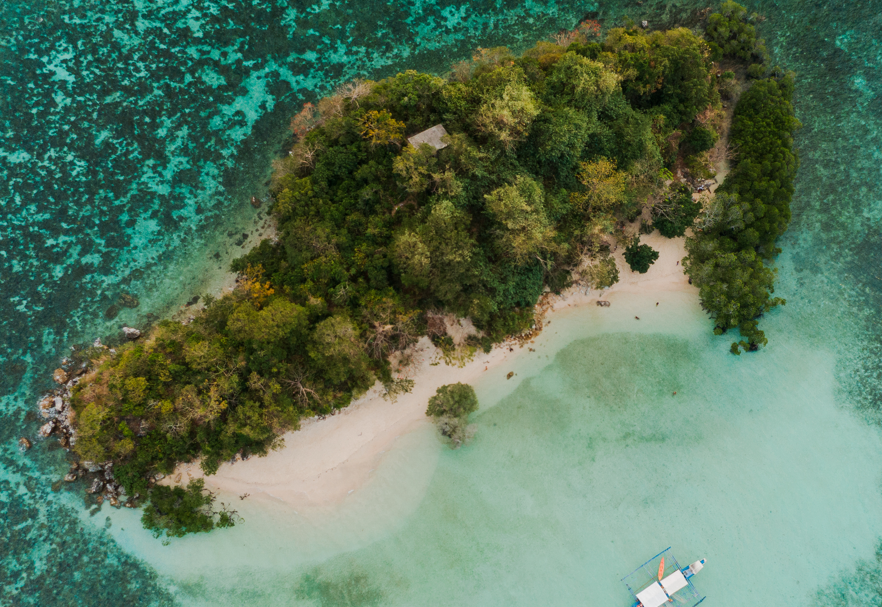 在CYC海灘為旅程畫下完美句點，這是一座公共海灘，非常適合輕鬆游泳、休憩放鬆，或是拍些美美的海灘照片。