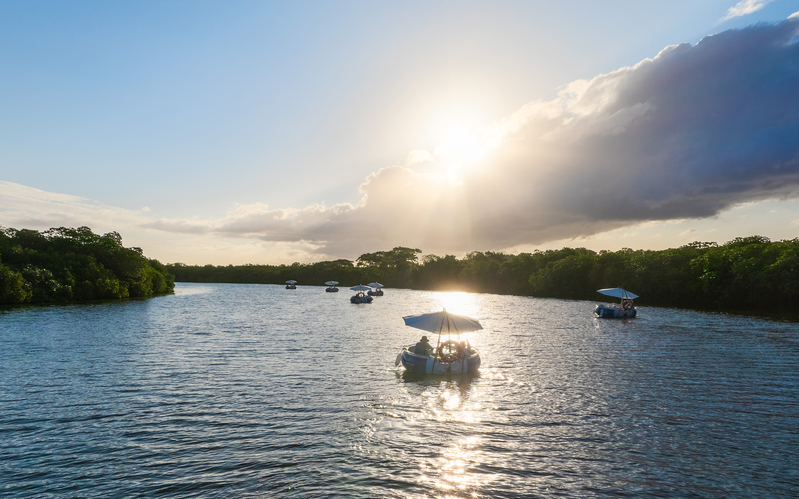 在斐濟首艘自駕環保電動船上，一邊燒烤，一邊沉浸在熱帶美景中