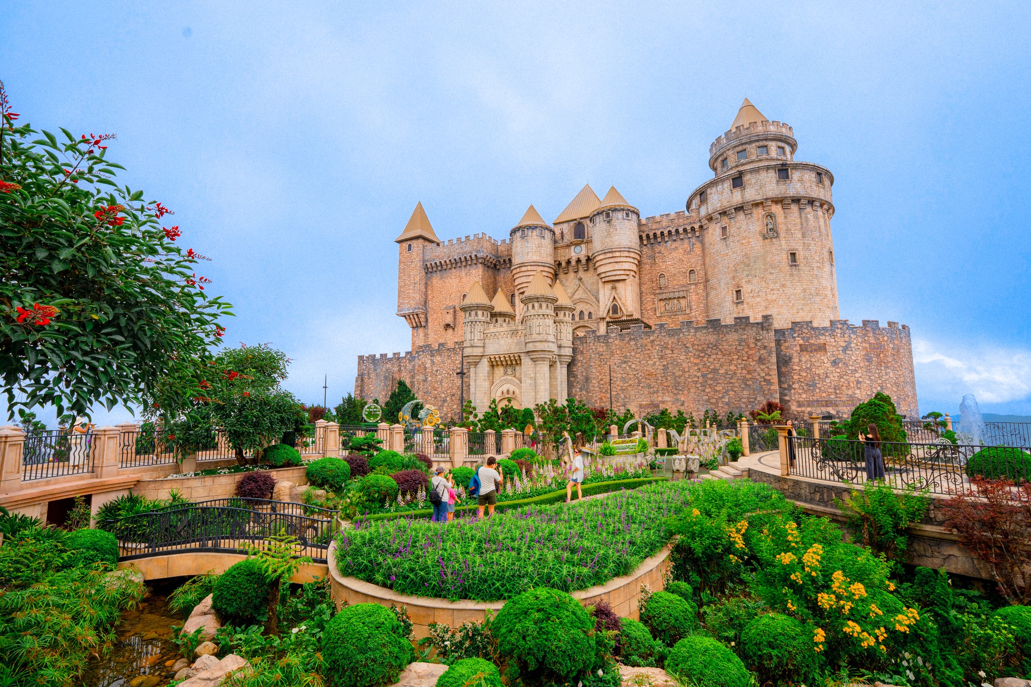 月神城堡 (Luna Castle) 擁有世界一流的虛擬現實體驗，其中最著名的是飛眼劇院 (Flying Eye Theater)（飛艇），這是一家精英影院，您可以在其中體驗環遊世界的感覺。