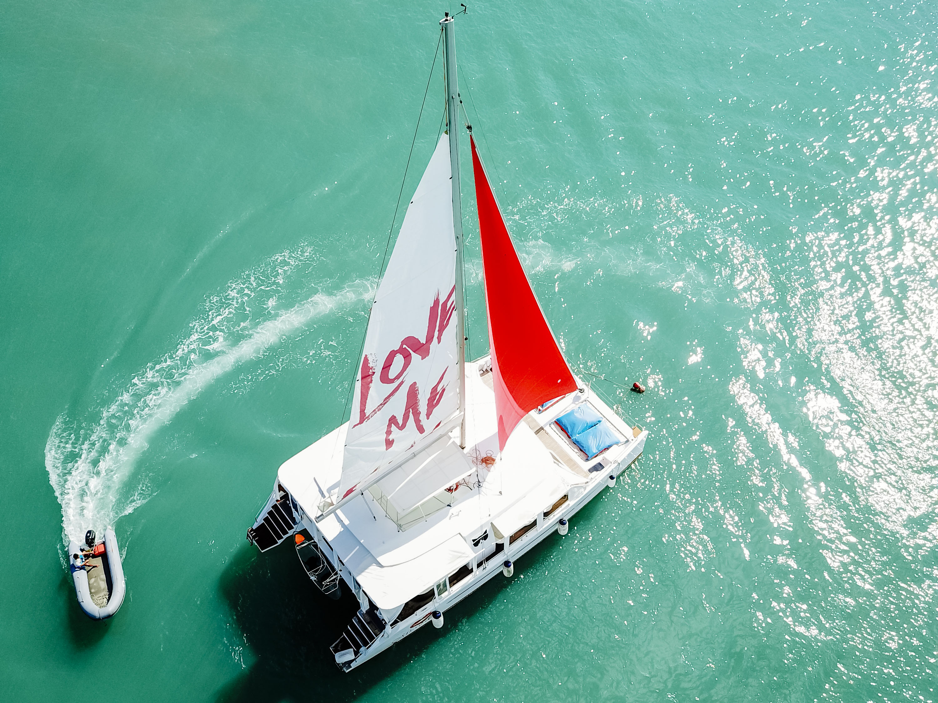 Excursión de día completo a Racha y Coral Island en yate en catamarán en Phuket