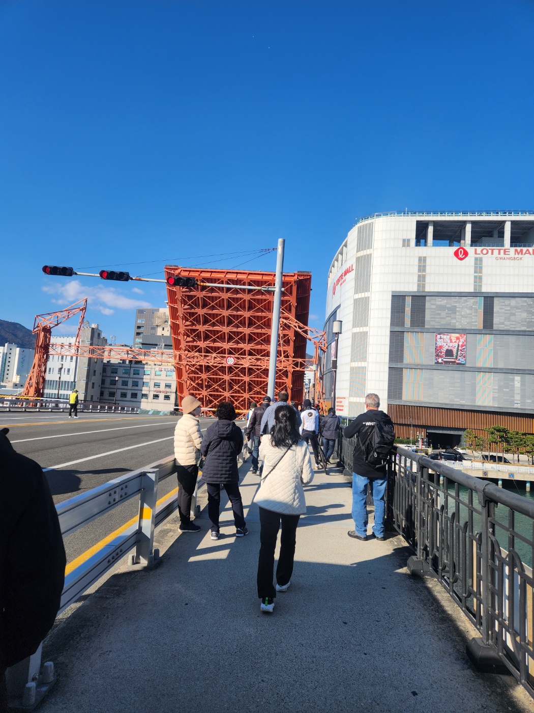 Yongdodeagyo bridge is a drawbridge. It opens every Saturday 2:00pm.