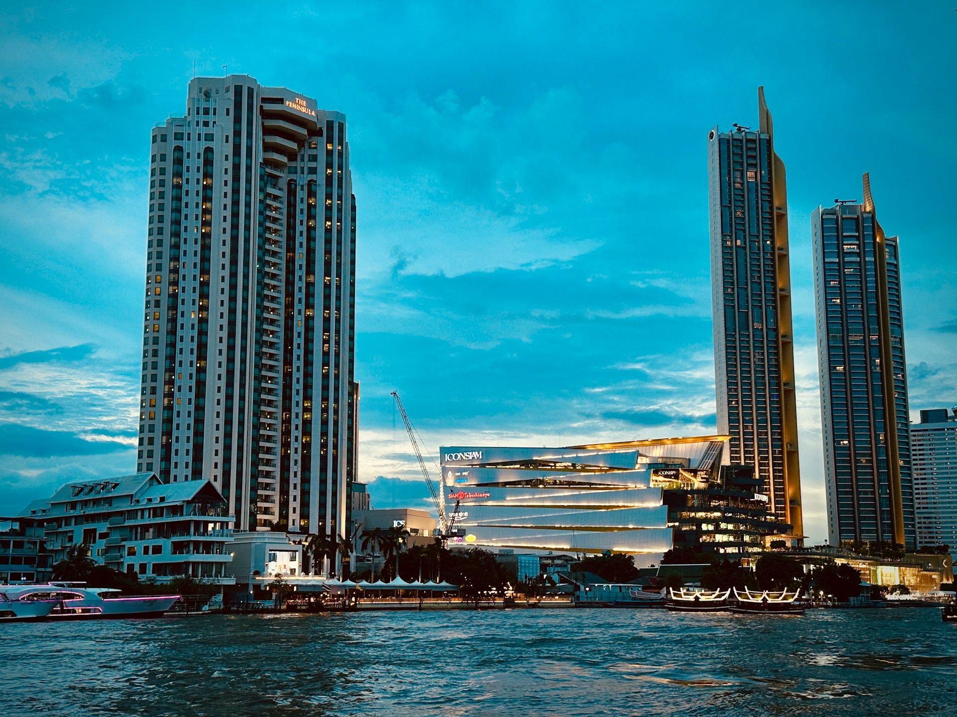 直達 ICONSIAM,盡情探索曼谷最現代化、最壯麗的河畔地標之一。 直達 ICONSIAM,盡情探索曼谷最現代化、最壯麗的河畔地標之一。