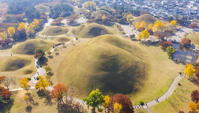 大陵苑 – 慶州古墓群，慶州最具代表性的歷史遺跡之一。