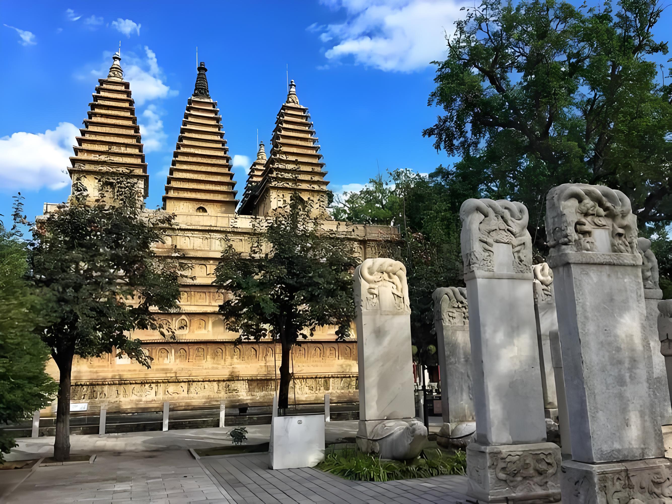 真覺寺始建於明代，寺內的金剛寶座塔（五塔寺塔）雕刻有精美的佛教藝術與數百尊小佛像，是印度佛塔形式與中國傳統建築風格融合的典範。