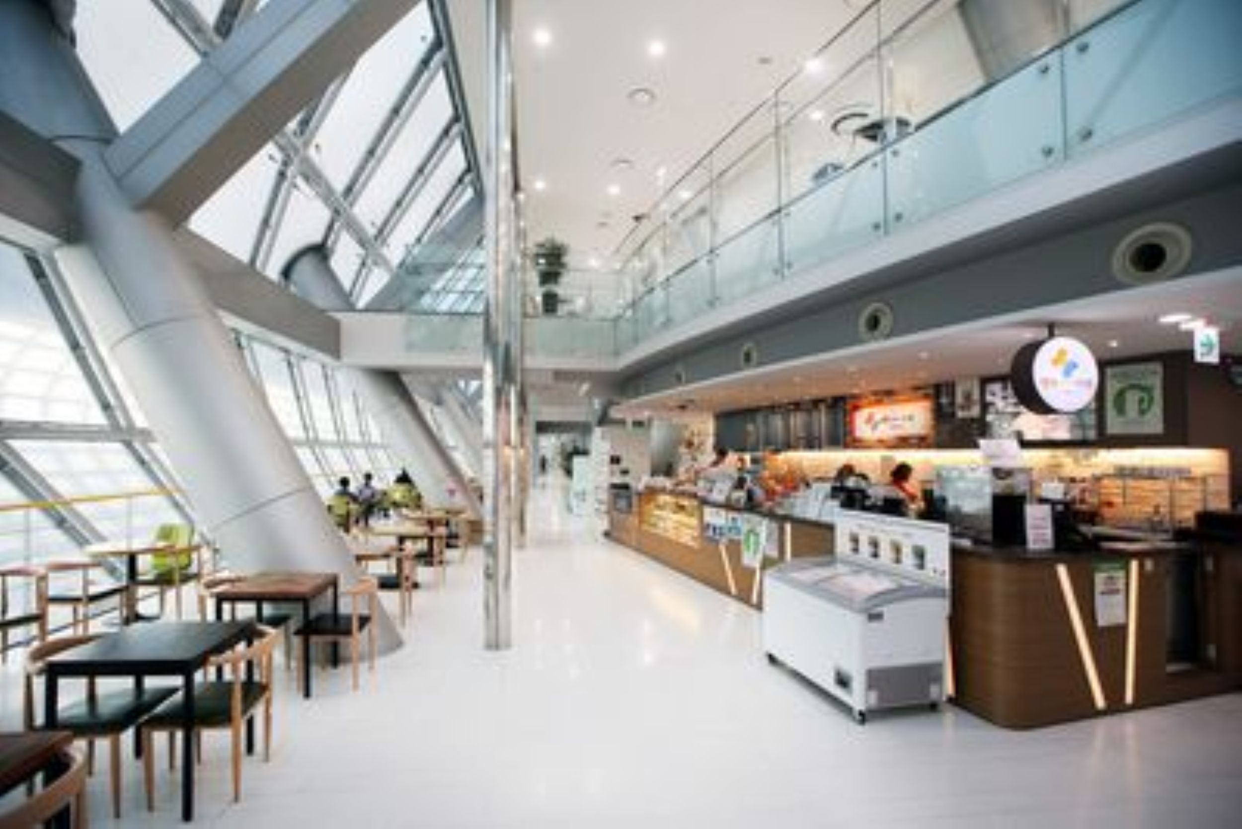 Sky Plaza (9F)
Overlooking Seoul Plaza, Sky Plaza hosts Happy Plus Café, where baristas with disabilities serve affordable drinks. It also functions as a cultural space showcasing and selling products made by people with disabilities.