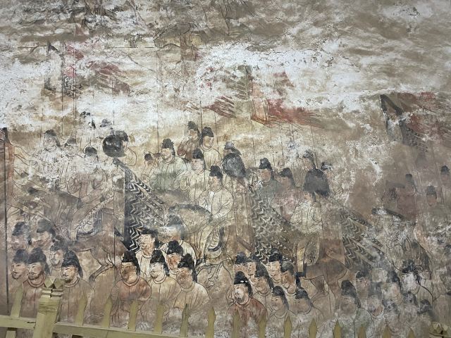 乾陵懿德太子墓出土的唐代《闕樓儀仗圖》壁畫，雖歷經千年斑駁，仍生動再現了盛唐皇家出行的盛大場面